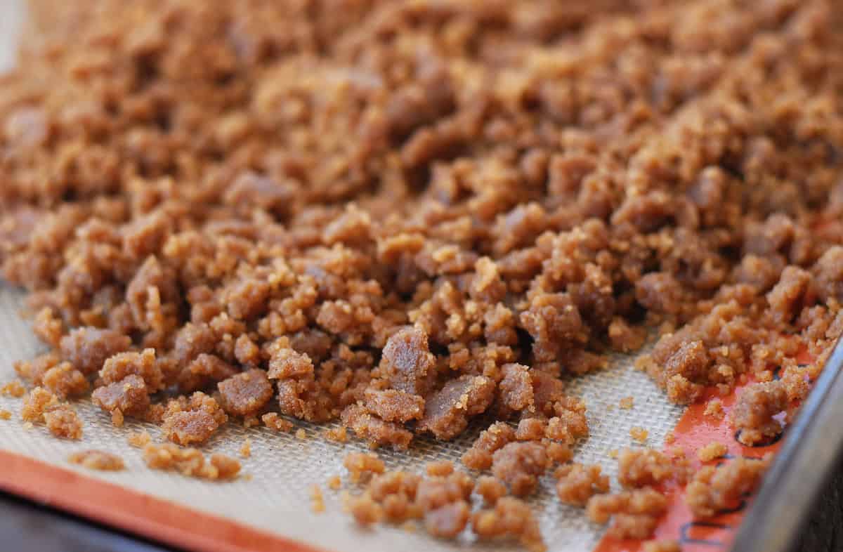 Crumbled cinnamon streusel topping.